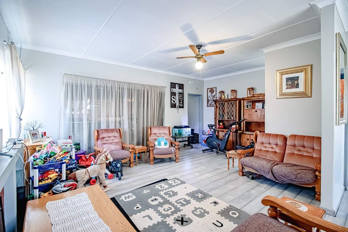 Spacious 3-Bedroom Home with Flatlet & Pool - Photo 3