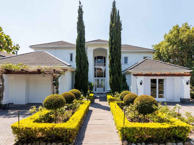 The Winelands Dream in a Luxurious Double-Storey Home on Val de Vie Estate - Photo 2