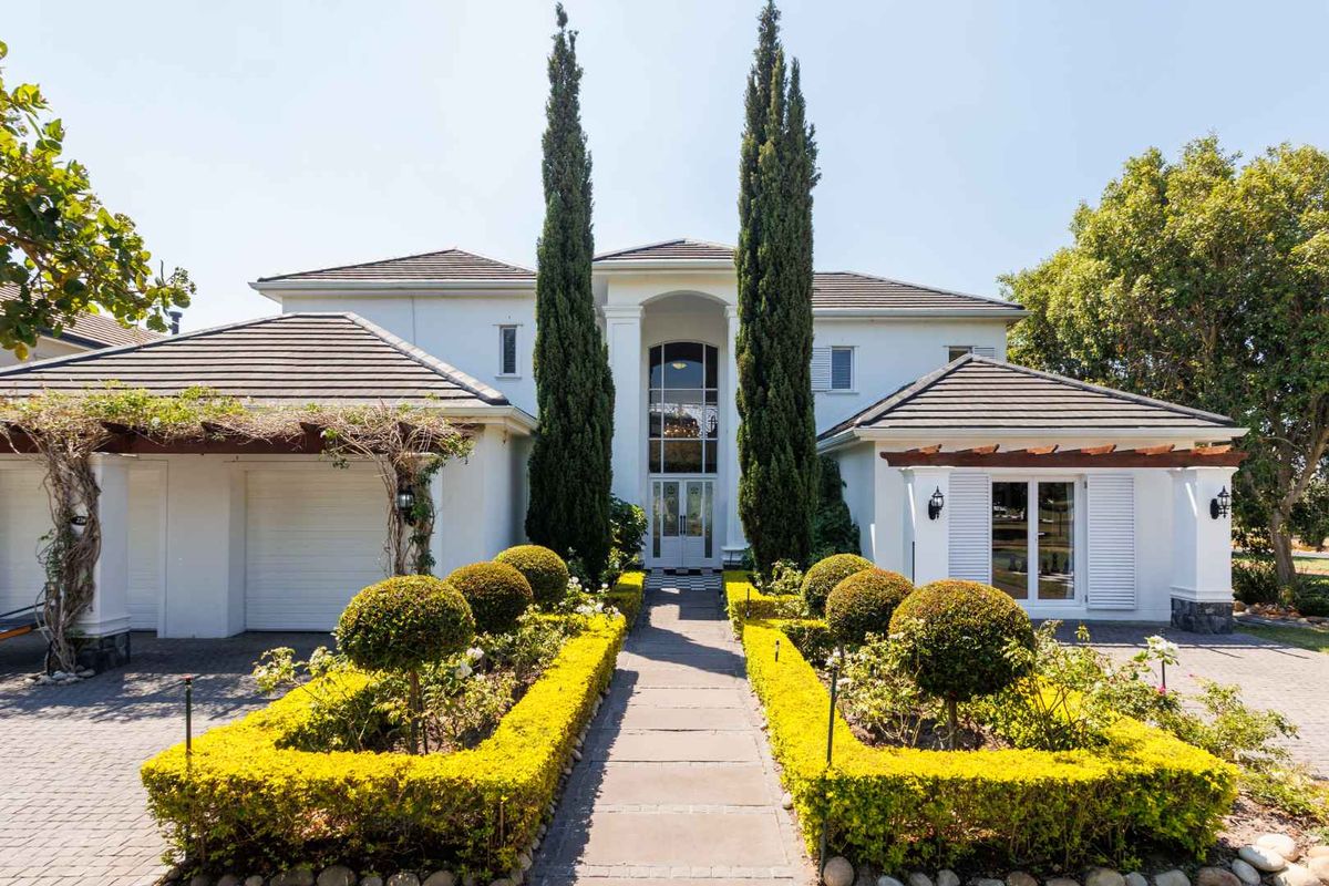 The Winelands Dream in a Luxurious Double-Storey Home on Val de Vie Estate - Photo 2