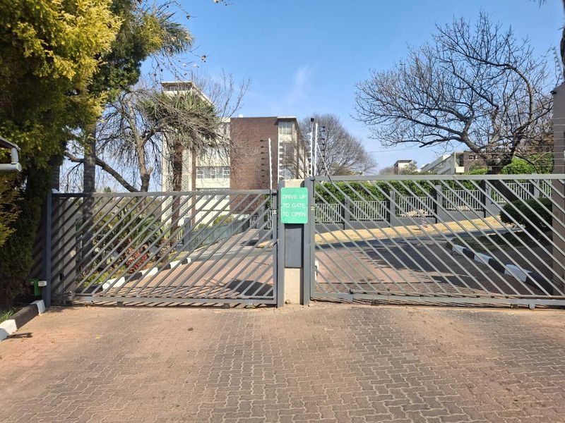 A SLEEK MODERN ONE BEDROOM  GARDEN APARTMENT - Photo 3