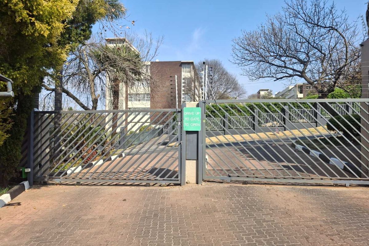 A SLEEK MODERN ONE BEDROOM  GARDEN APARTMENT - Photo 3