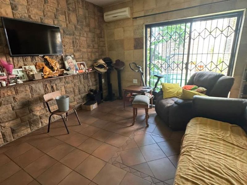 Three-bedroom house with a separate office and workshop area for sale in Windhoek West - Photo 5