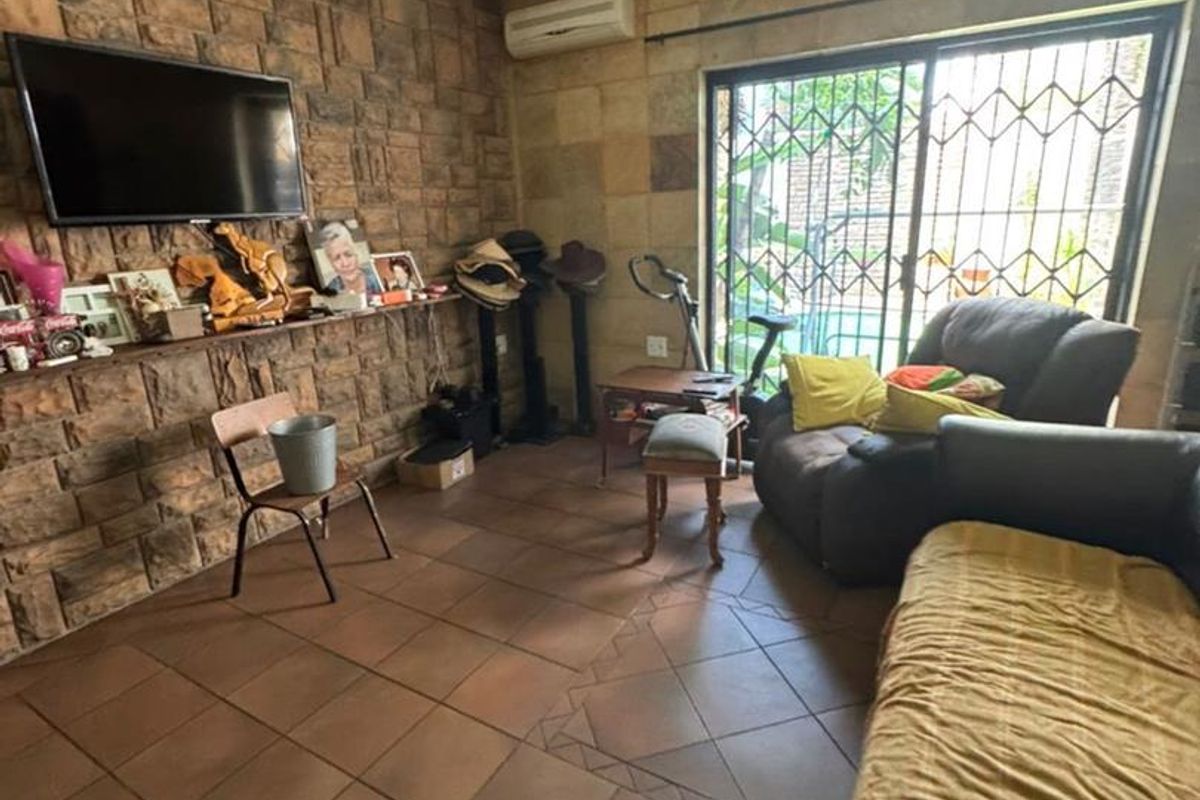 Three-bedroom house with a separate office and workshop area for sale in Windhoek West - Photo 5