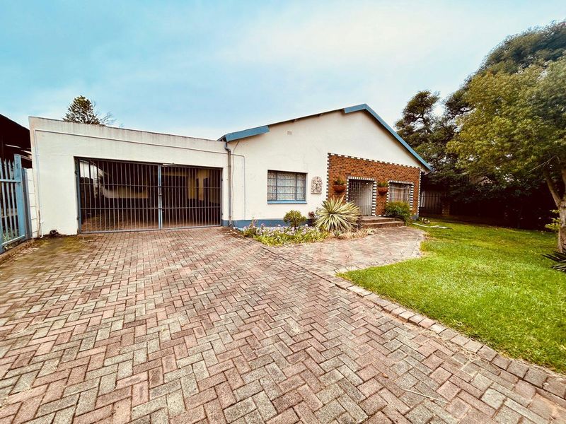 4 Bedroom House with a 2 bedroom flat - Photo 2