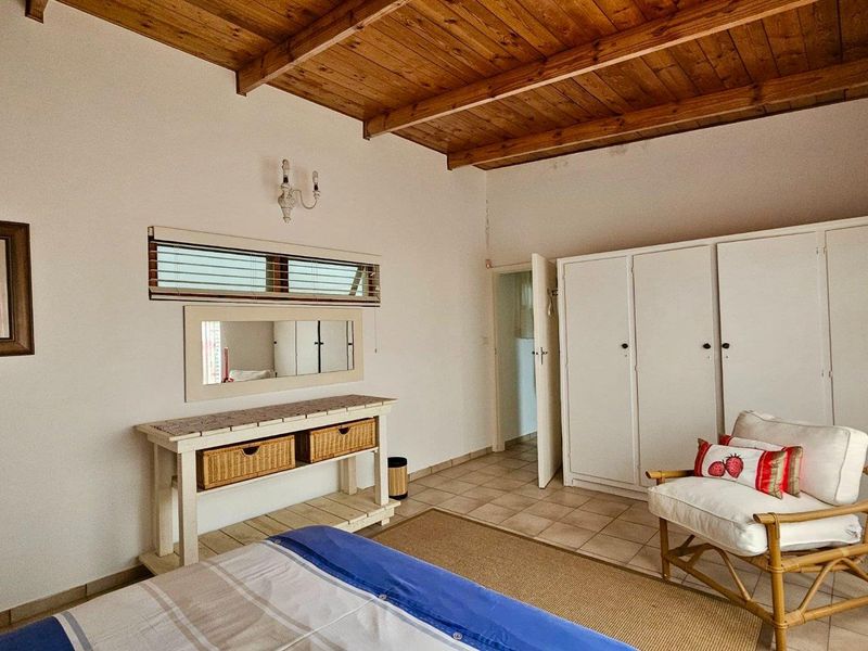 Spacious 7-Bedroom Sea-Facing Home in Henties Bay – Ideal for Bigger Families - Photo 8