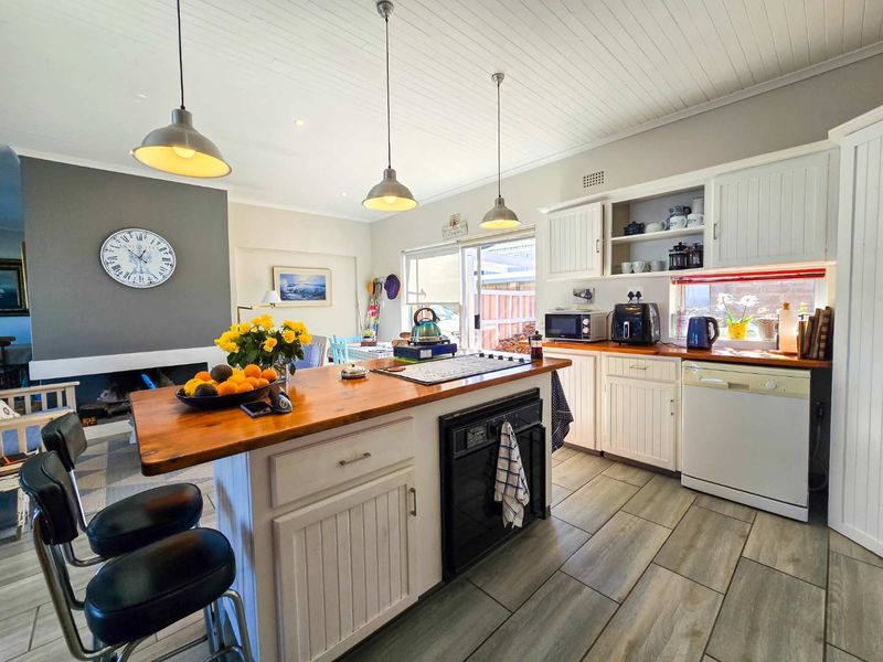 Family living with breathtaking sea views. - Photo 6