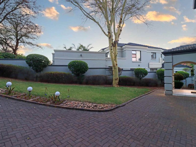 Exceptional 3 bedroom home in the sought after Featherbrook Estate. - Photo 4