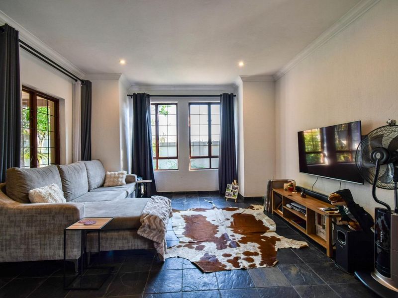 Immaculate Full-Title home in secuirity estate – Equestria - Photo 4