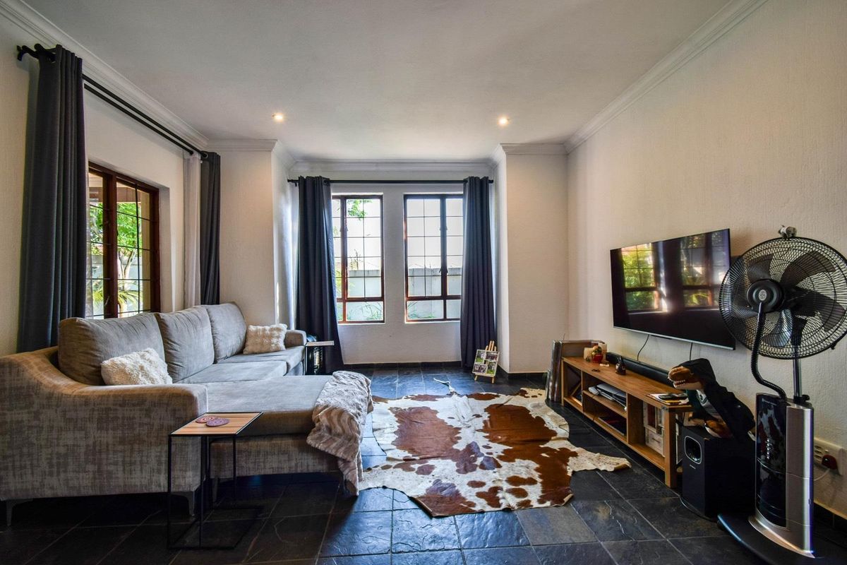 Immaculate Full-Title home in secuirity estate – Equestria - Photo 4