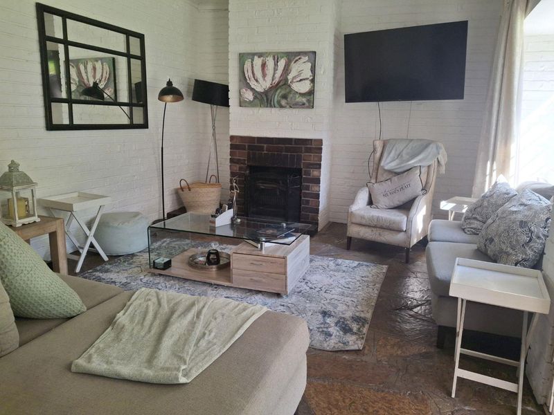 A BEAUTIFULLY MAINTAINED FOUR BEDROOM HOUSE - Photo 4