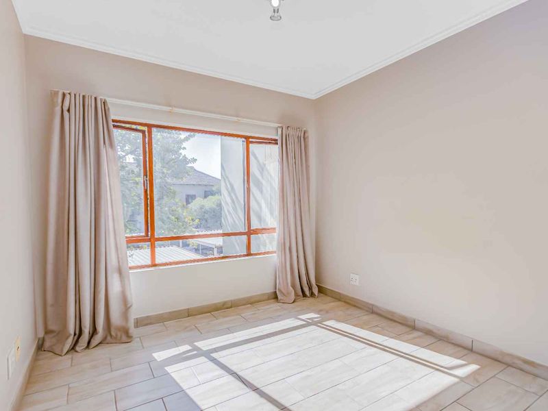 Charming 1 Bedroom Apartment in Secure Complex - Photo 8