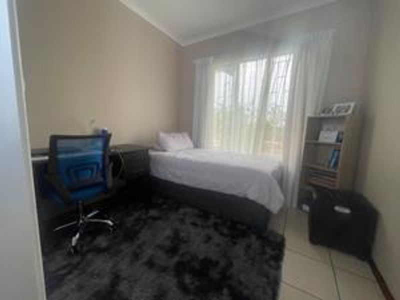 Spacious 3-Bed Family Home Near Top Schools & Shopping - Photo 6