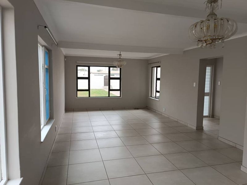 Newly Renovated Family Home - Photo 6