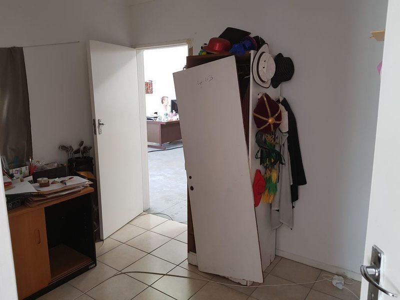 Light Industrial Warehouse with Offices in Constantiaberg Business Park - Photo 7