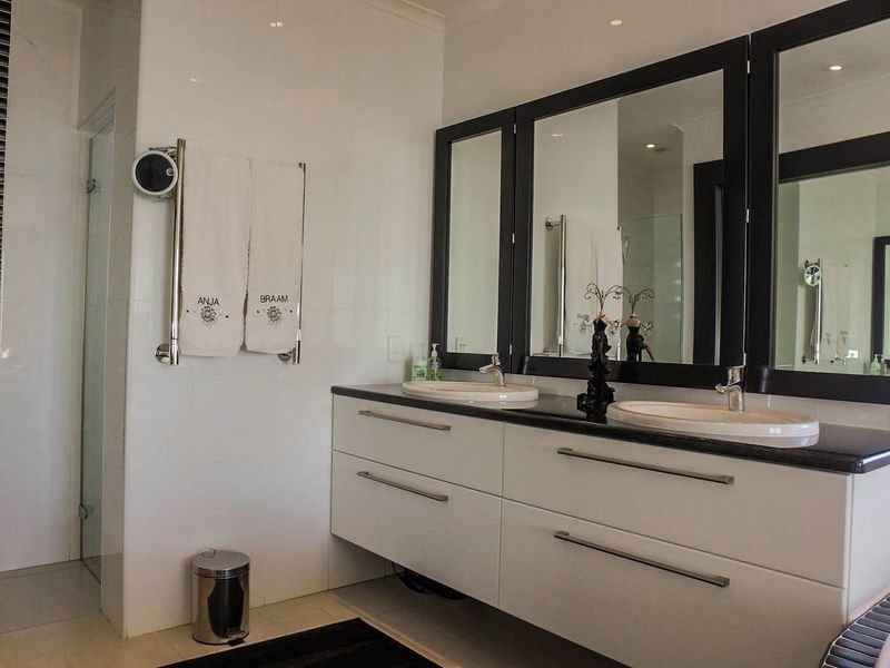 Beautiful family home with flatlet in Baronetcy Estate, Plattekloof. - Photo 9