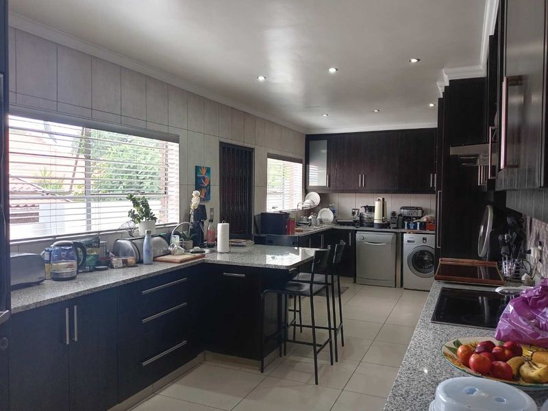 Your Dream Family Home In Bruma's Premier Boomed Enclave! - Photo 9