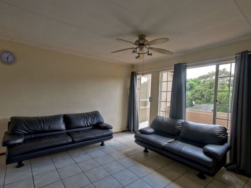3 bedroom Apartment in Newlands - Photo 4