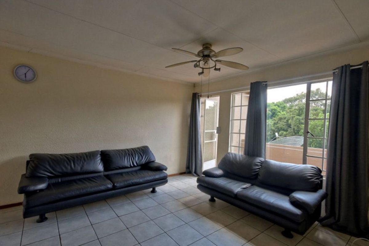 3 bedroom Apartment in Newlands - Photo 4