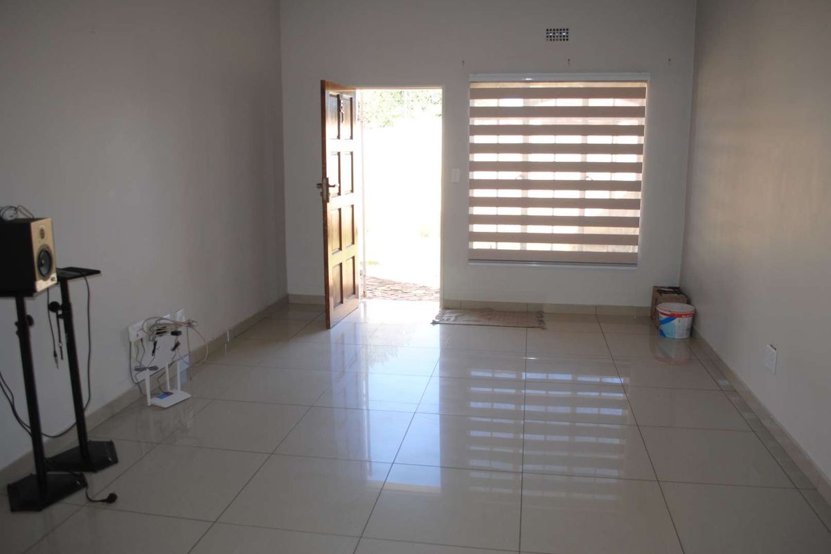 Townhouse Lovely ground level unit 2 Bedrooms - Photo 4