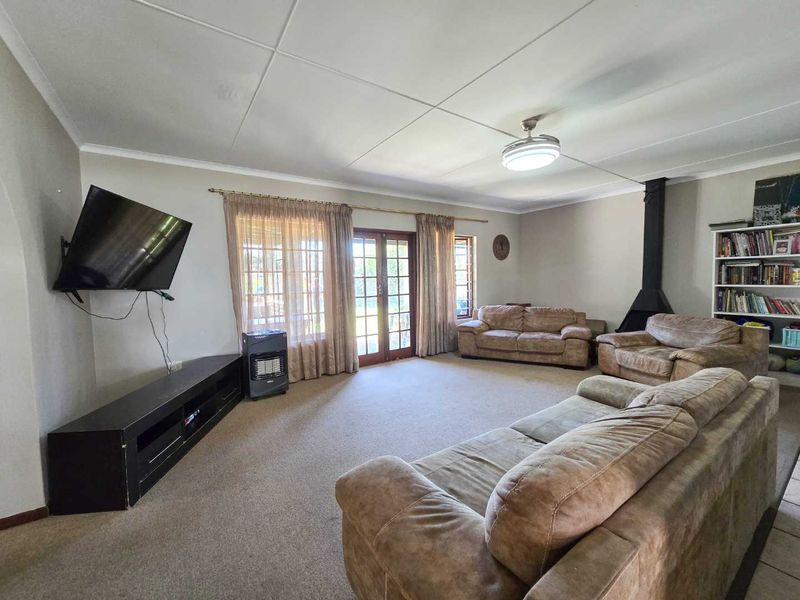 Charming 3 Bedroom family home for sale in Stilbaai-Wes. - Photo 3
