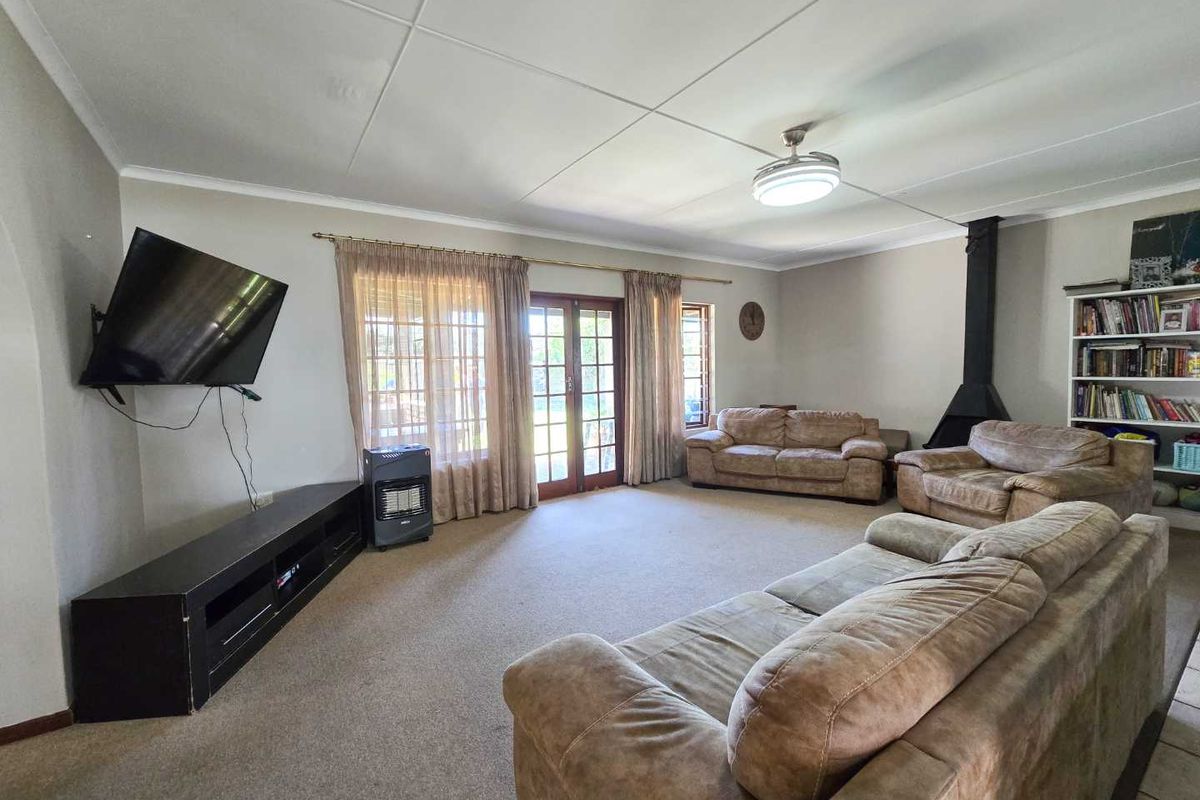 Charming 3 Bedroom family home for sale in Stilbaai-Wes. - Photo 3