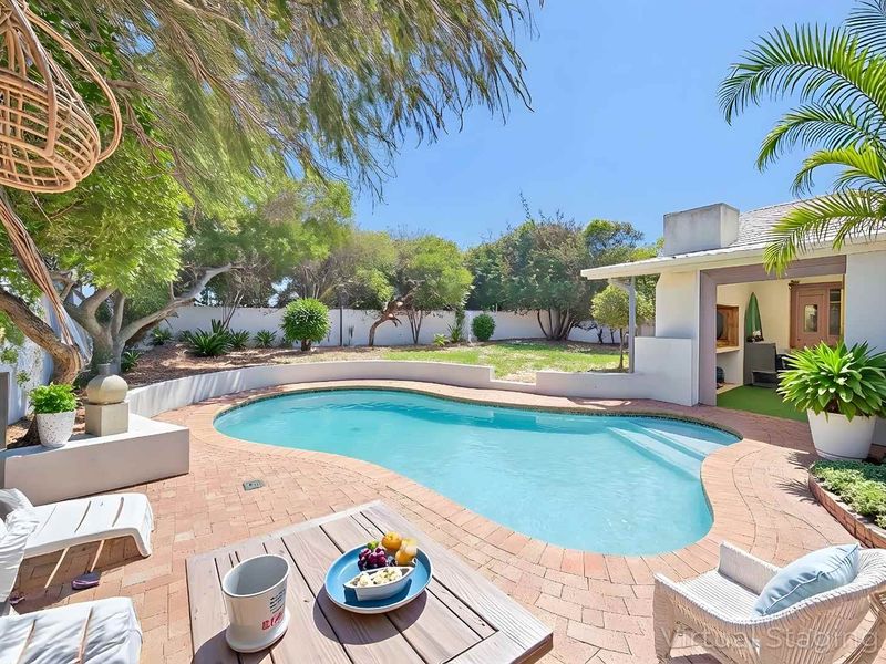 Spacious, family home near the water! - Photo 4