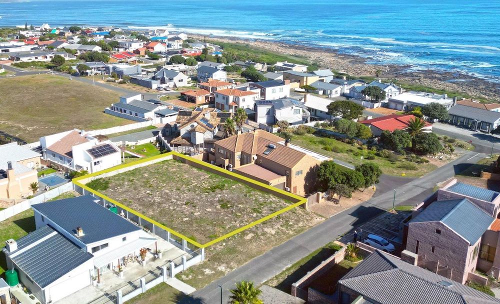 This Plot in Perlemoenbaai, offers permanent Sea View