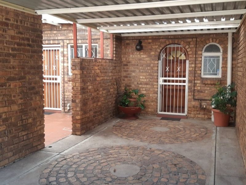 Investment Opportunity - Secure townhouse in lovely Clubville - Photo 2