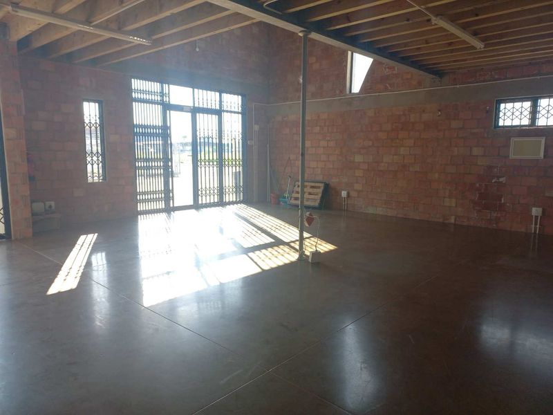 Warehouse or Mixed Use premises with mezzanine offices, available immediately! - Photo 7