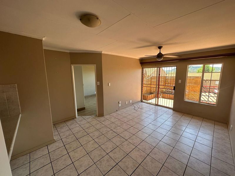 Stunning 2 Bedroom top unit in Faerie Glen for Sale - Photo 4