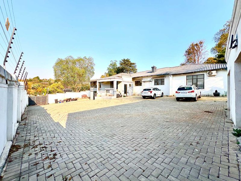 Spacious -5 Bedroom Home in Muckleneuck – Ideal for Family Living or Business - Photo 2