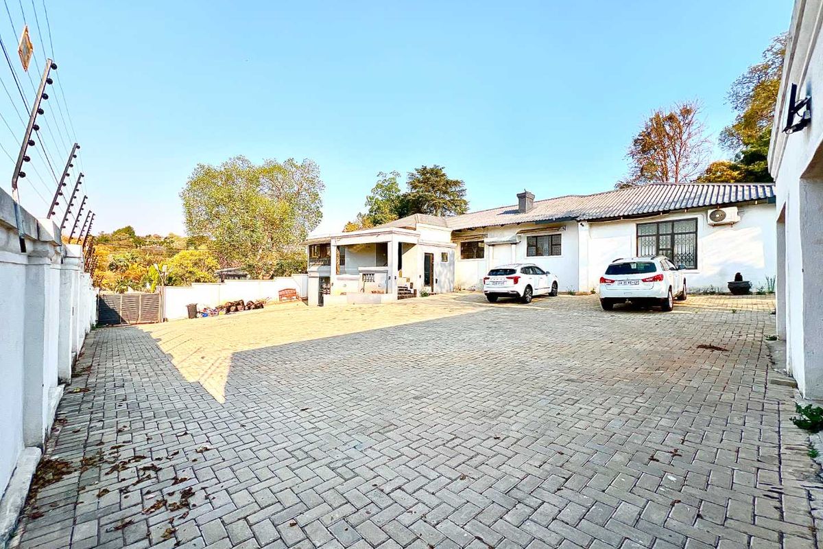 Spacious -5 Bedroom Home in Muckleneuck – Ideal for Family Living or Business - Photo 2