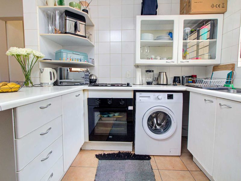 Tranquil Apartment Steps from Hoerskool Randburg! - Photo 5