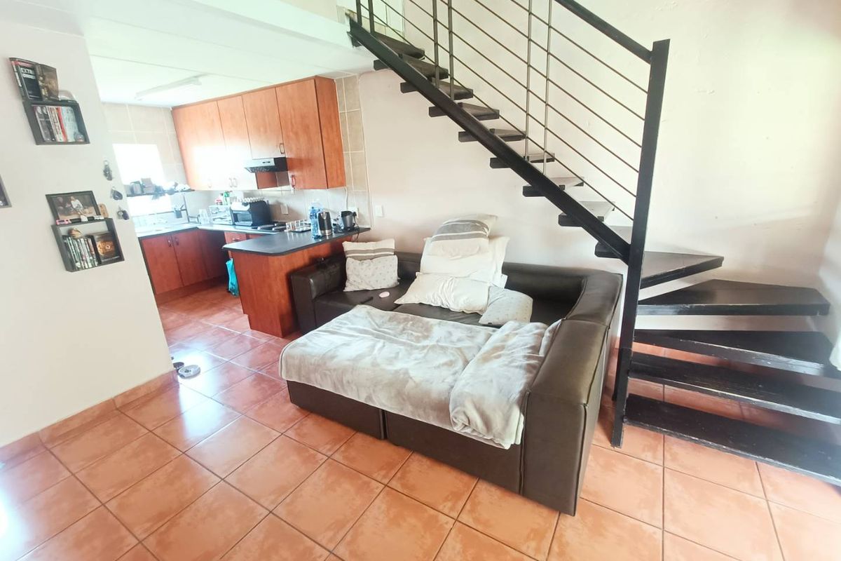 BEAUTIFUL TOWNHOUSE FOR SALE IN SECURE COMPLEX!!!! - Photo 4