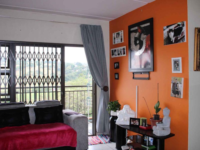 Serene Retreat: 2BR, 2BA Ground-Floor Townhouse - Photo 5