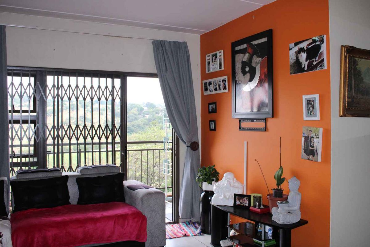 Serene Retreat: 2BR, 2BA Ground-Floor Townhouse - Photo 5