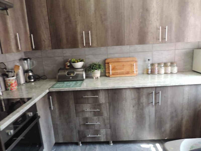 Two bedroomed duplex in secure Complex - Photo 10