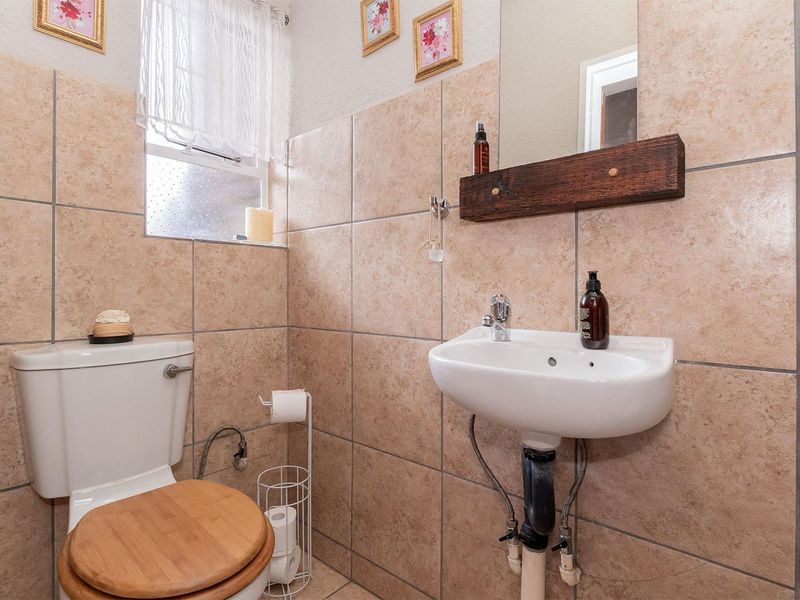 Perfect Lock-Up-and-Go 2-Bedroom Duplex in Norkem Park - Photo 9