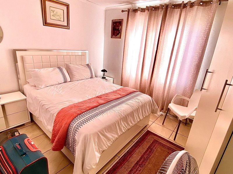 Clean and Modern - Photo 5