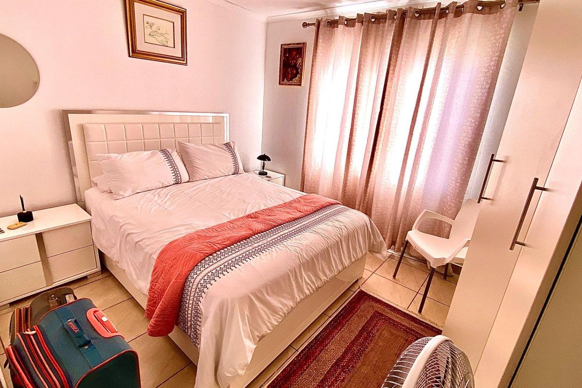 Clean and Modern - Photo 5
