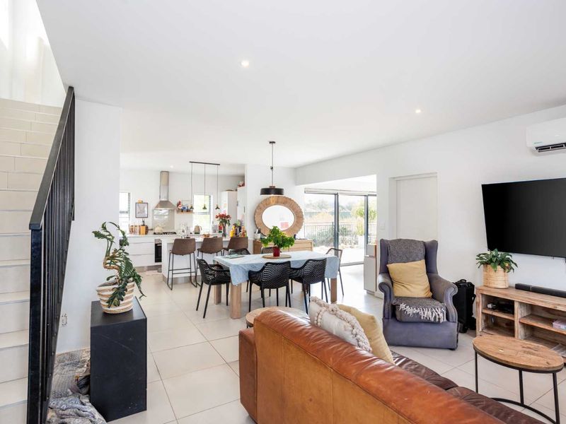 Three-Bedroom Family Home to Rent in Paarl Valleij Lifestyle Estate & Farm - Photo 4