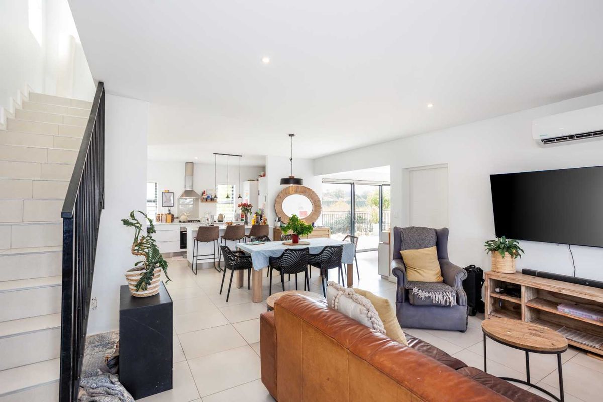 Three-Bedroom Family Home to Rent in Paarl Valleij Lifestyle Estate & Farm - Photo 4