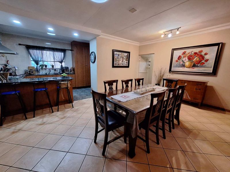 3 Bedroom, 2 Bathroom House with a Double Garage in an excellent condition, with a swimming pool in Garsfontein. The Entertainers dream! - Photo 2
