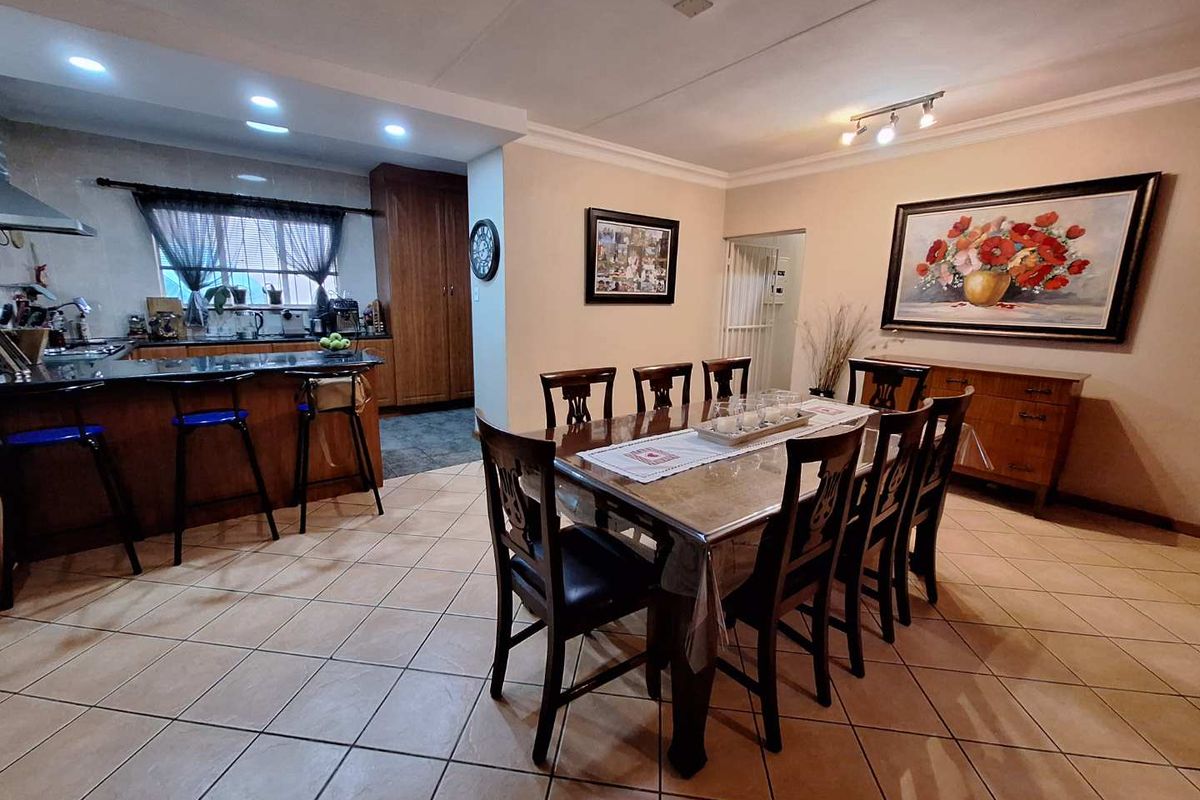 3 Bedroom, 2 Bathroom House with a Double Garage in an excellent condition, with a swimming pool in Garsfontein. The Entertainers dream! - Photo 2