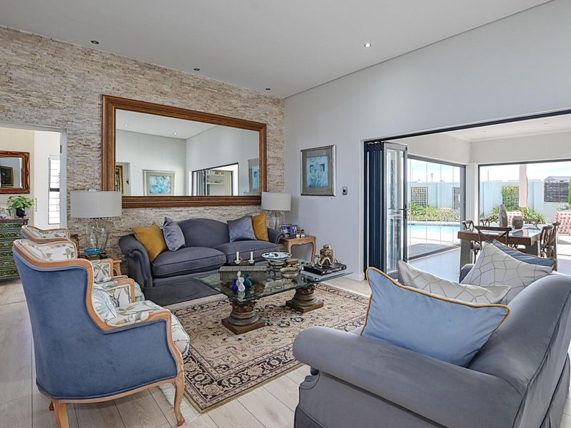 The Diamond in the Crown - Photo 4