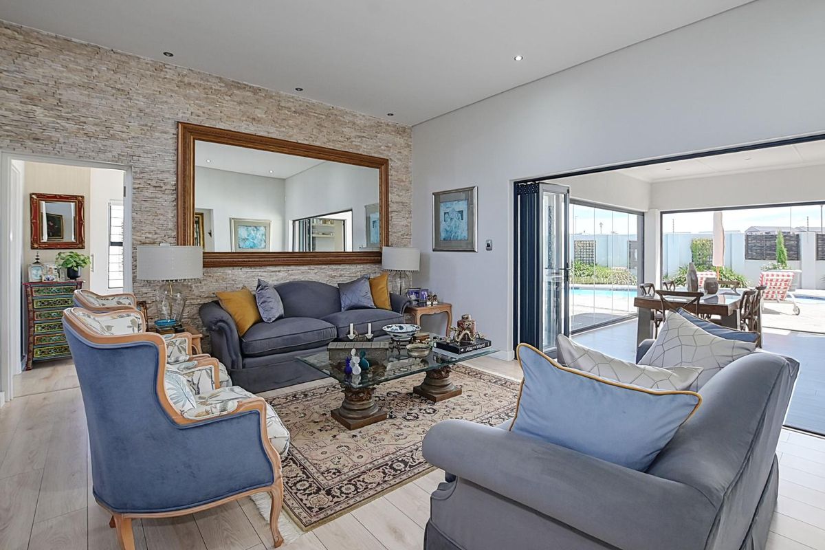 The Diamond in the Crown - Photo 4