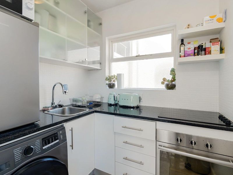 Light & Bright Studio with Ocean Views – Steps from the Promenade - Photo 9