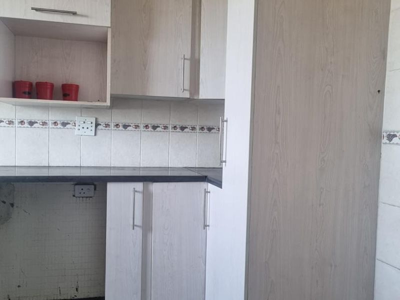 Central Benoni Gem: 2 Bedroom Apartment for Sale - Photo 4