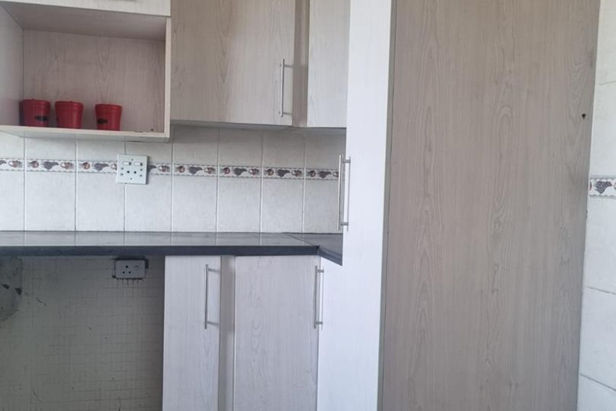 Central Benoni Gem: 2 Bedroom Apartment for Sale - Photo 4