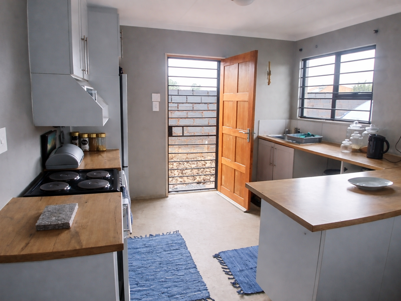 Charming 3-Bedroom Home in a Tranquil Estate - Photo 2